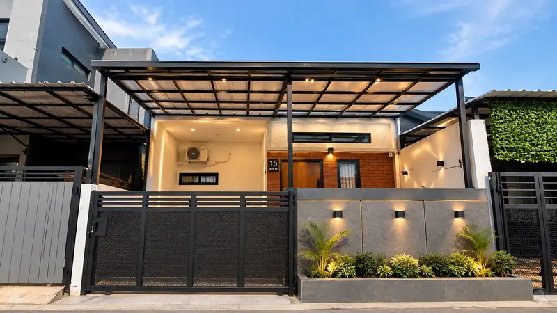 Tampak depan rumah saat malam