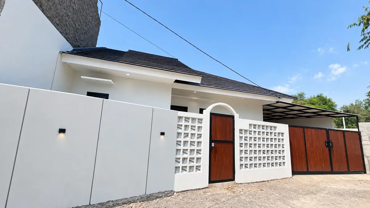 Rumah dengan canopy dan pagar di Z Land Katapang